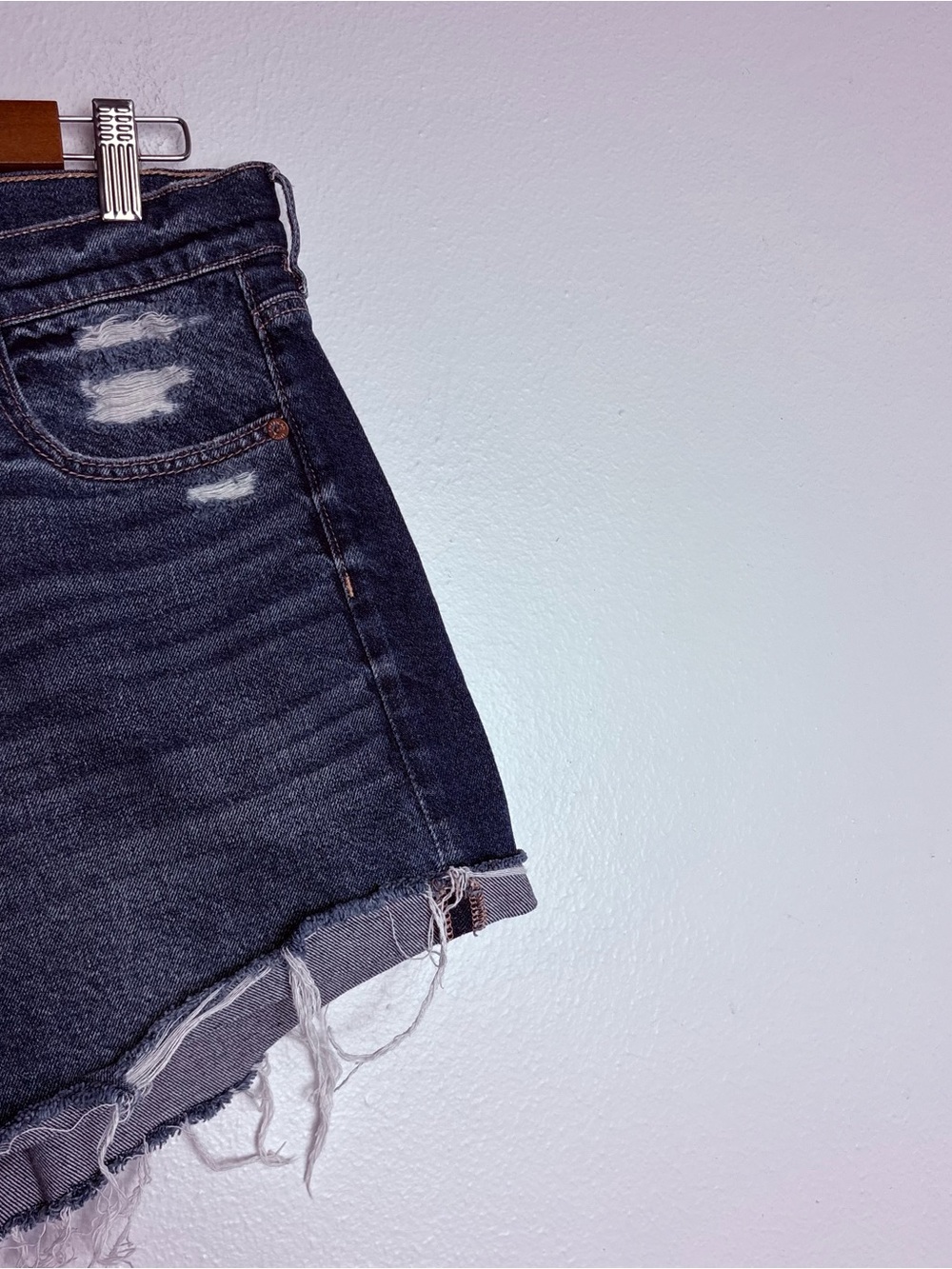 American Eagle Strigid Super High-Waisted Relaxed Denim Shorts Size 10 - Picture 3 of 9
